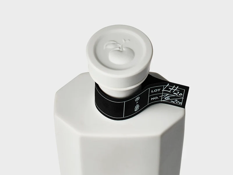 Marille Reisetbauer x Nymphenburg Flasche | weiß