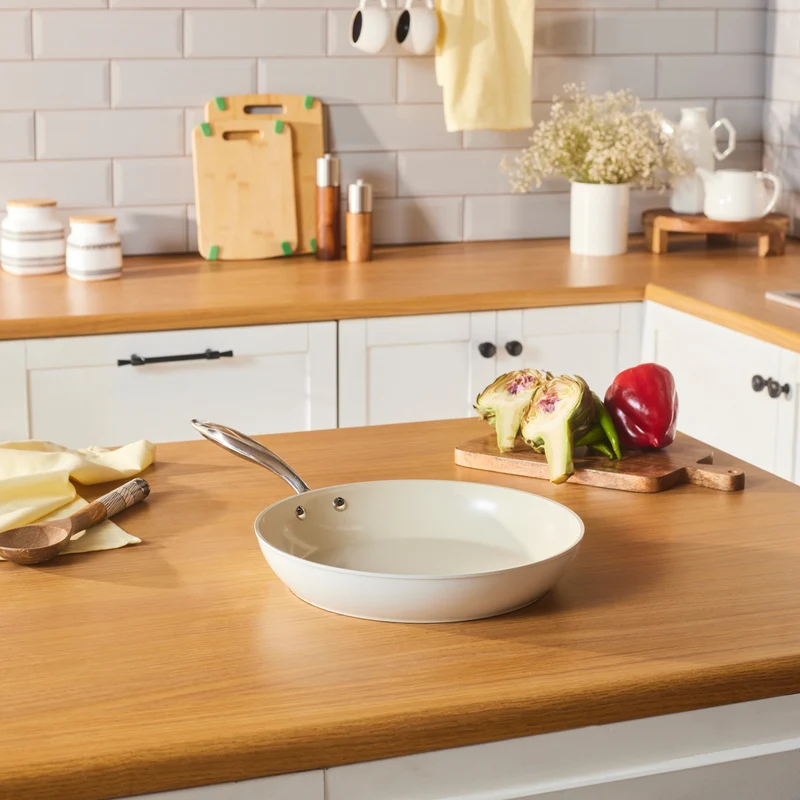 Karaca Swiss Crystal Almond Cream Pfanne mit Edelstahlgriff 30 cm