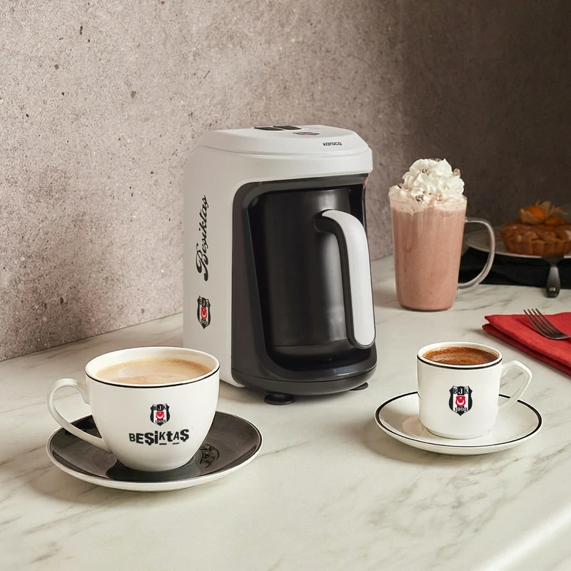 Karaca x Beşiktaş Lizenzierte Hatır Hüps Türkische Kaffeemaschine mit Milchfunktion und Vereinshymne