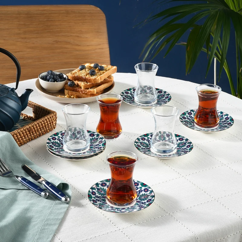 Karaca Edirne 12-teiliges Bone-China Türkisches Teeset für 6 Personen, 130 ml, Mehrfarbig