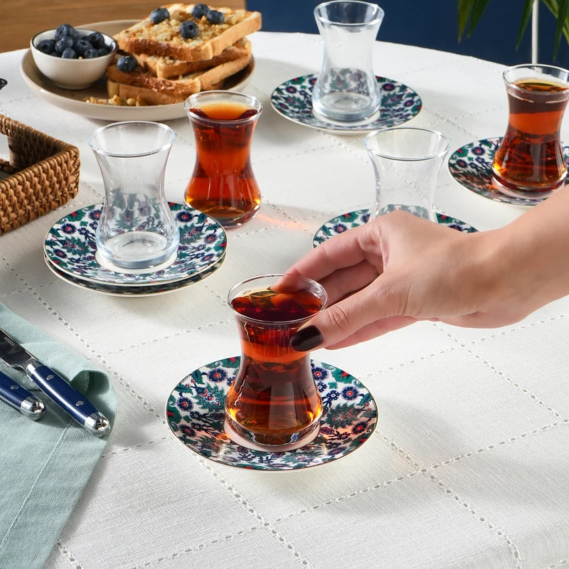Karaca Edirne 12-teiliges Bone-China Türkisches Teeset für 6 Personen, 130 ml, Mehrfarbig