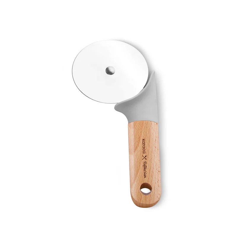Karaca x Refika Gadgets Pizzaschneider mit Holzgriff