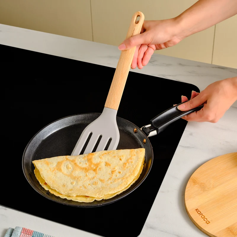 Karaca x Refika Gadgets Silikonspatel mit Holzgriff, gerillt