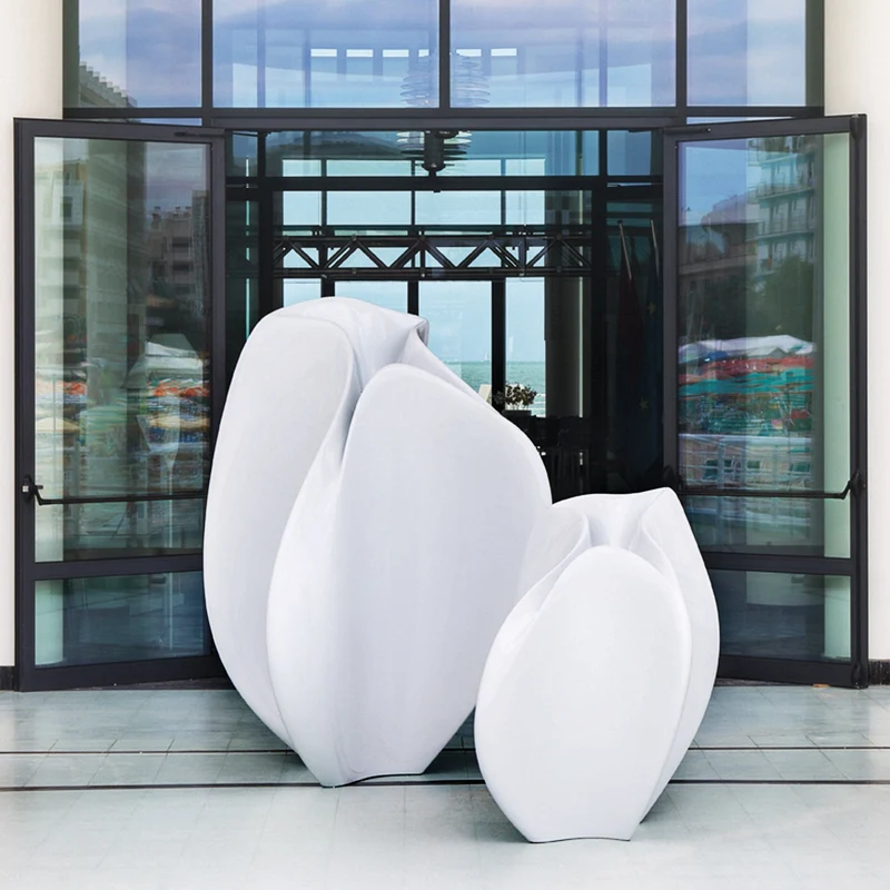 Vase FLOW by Zaha Hadid for Serralunga