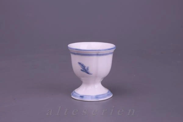 Eierbecher auf Fuß