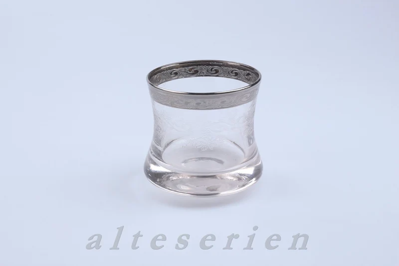 Whiskyglas Whiskybecher geschwungen