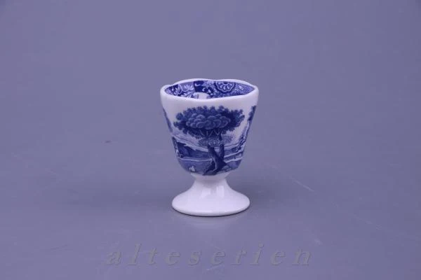 Eierbecher auf Fuß