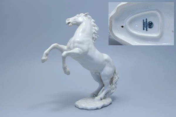 Pferd aufsteigend weiß H 27,5 cm G. Granget